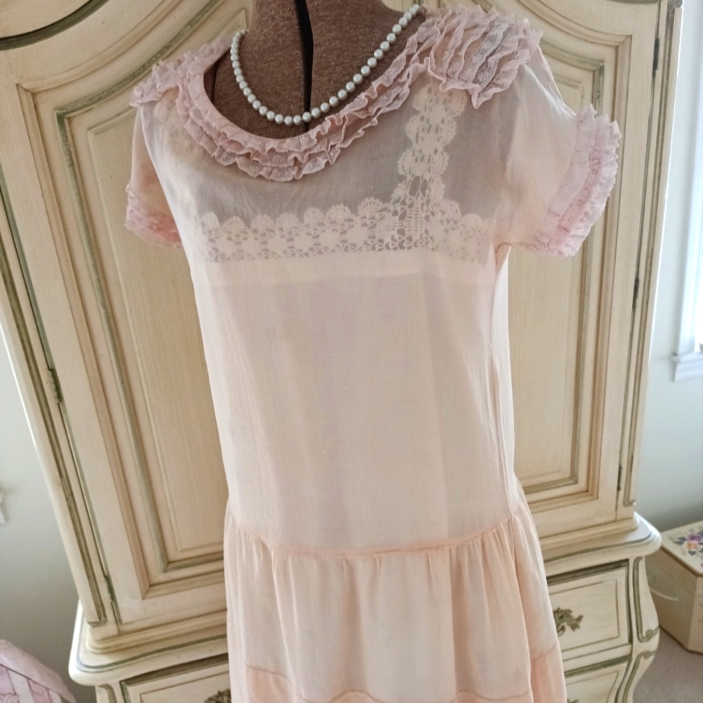 1920s ANTIQUE SHEER COTTON/ LINEN PEACHY DAY DRESS WITH LACE!